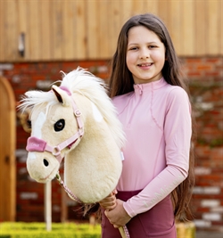 LeMieux Hobby Horse Grime sæt til Kæphest /Blossom Pink - Modelfoto - Vist på kæphest
